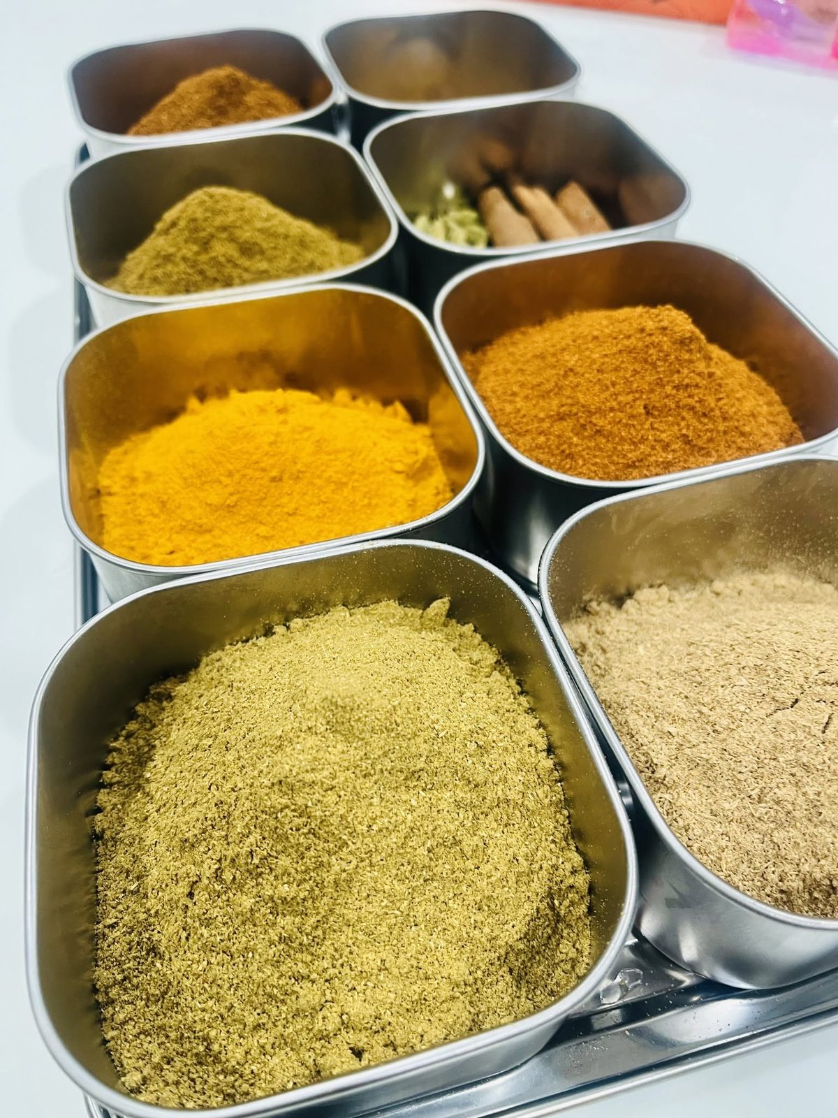 ถาดเครื่องเทศแกงกะหรี่ญี่ปุ่นหลายช่อง ขมิ้น ยี่หร่า ลูกผักชี อบเชย และกระวาน