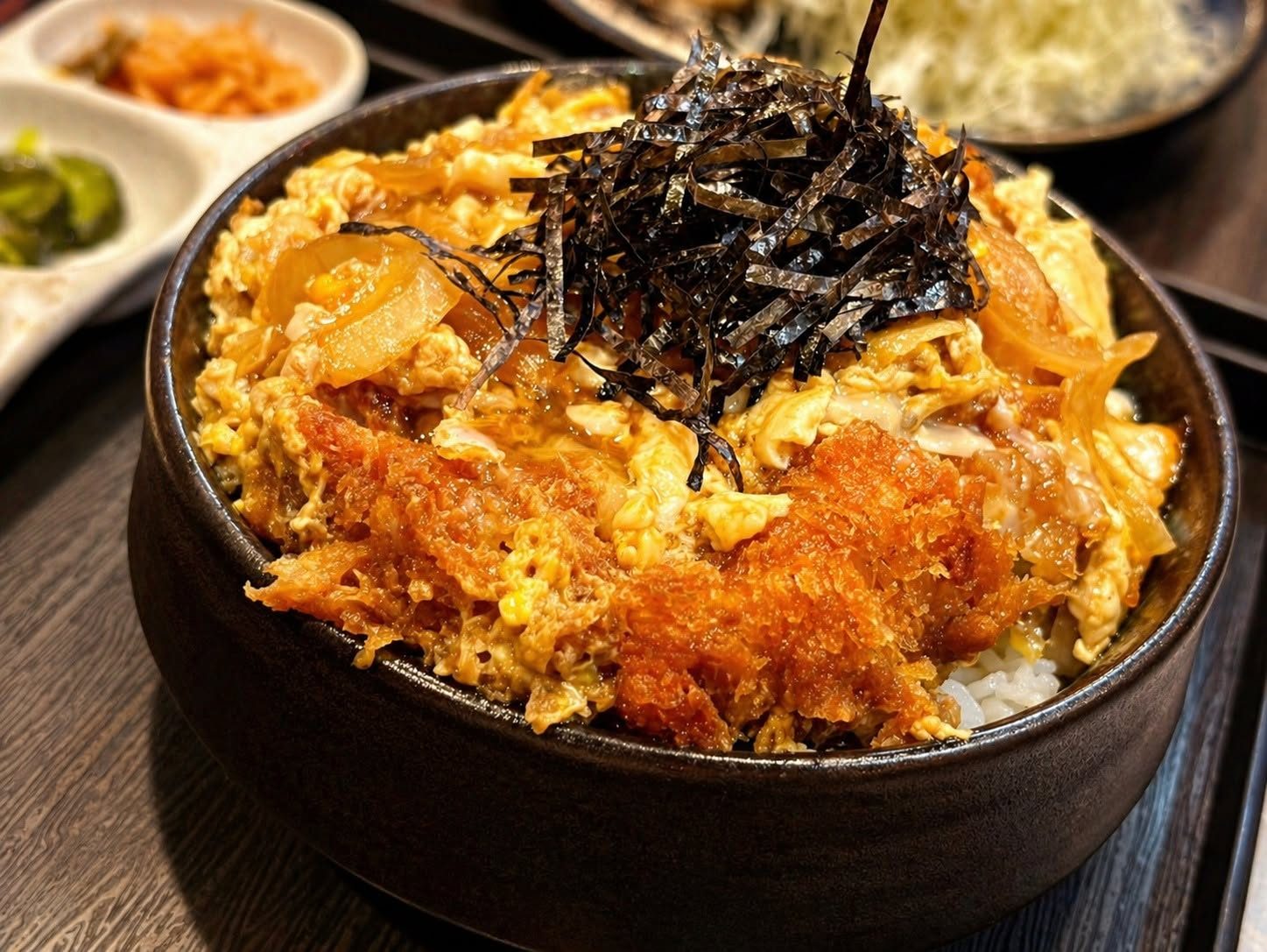 คัตสึด้งในชามดำ ทงคัตสึต้มกับไข่ราดบนข้าว โรยสาหร่ายหั่นเส้น