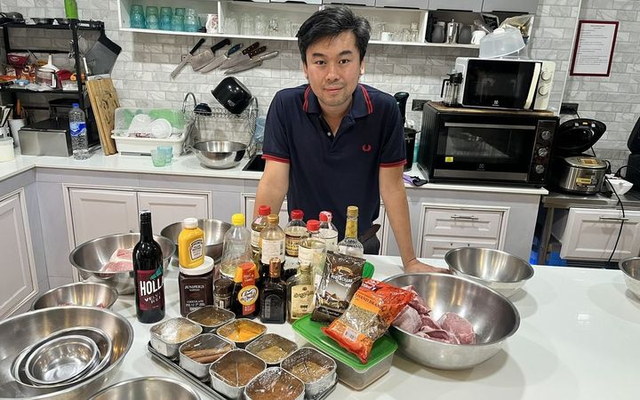 เคาน์เตอร์ห้องเรียนทำอาหารที่มีวัตถุดิบและอุปกรณ์วางเต็ม