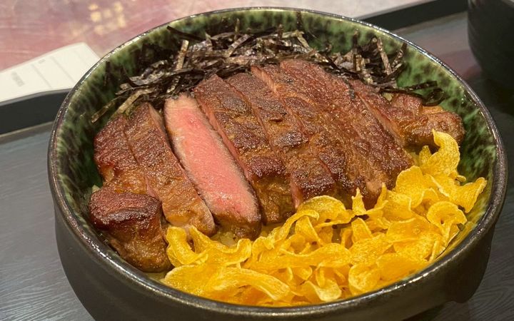 ข้าวผัดมันเนื้อ หน้าเนื้อใบพายย่างมีเดียมแรร์หั่นชิ้น โรยสาหร่ายหั่นเส้น