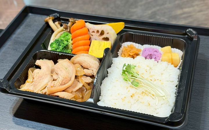ข้าวกล่องบูตะด้ง หมูสไลซ์กับหอมใหญ่ในซอส วางคู่ข้าวญี่ปุ่นโรยงาและผักต้มหลายอย่าง