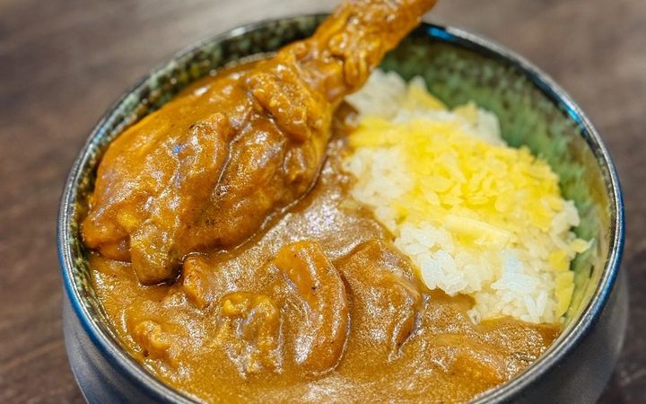 แกงกะหรี่ญี่ปุ่นน่องไก่ราดข้าวในชามสีดำ