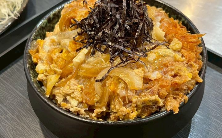 คัตสึด้งในชามดำ หมูทอดต้มกับไข่และหอมใหญ่บนข้าว โรยสาหร่ายหั่นเส้น