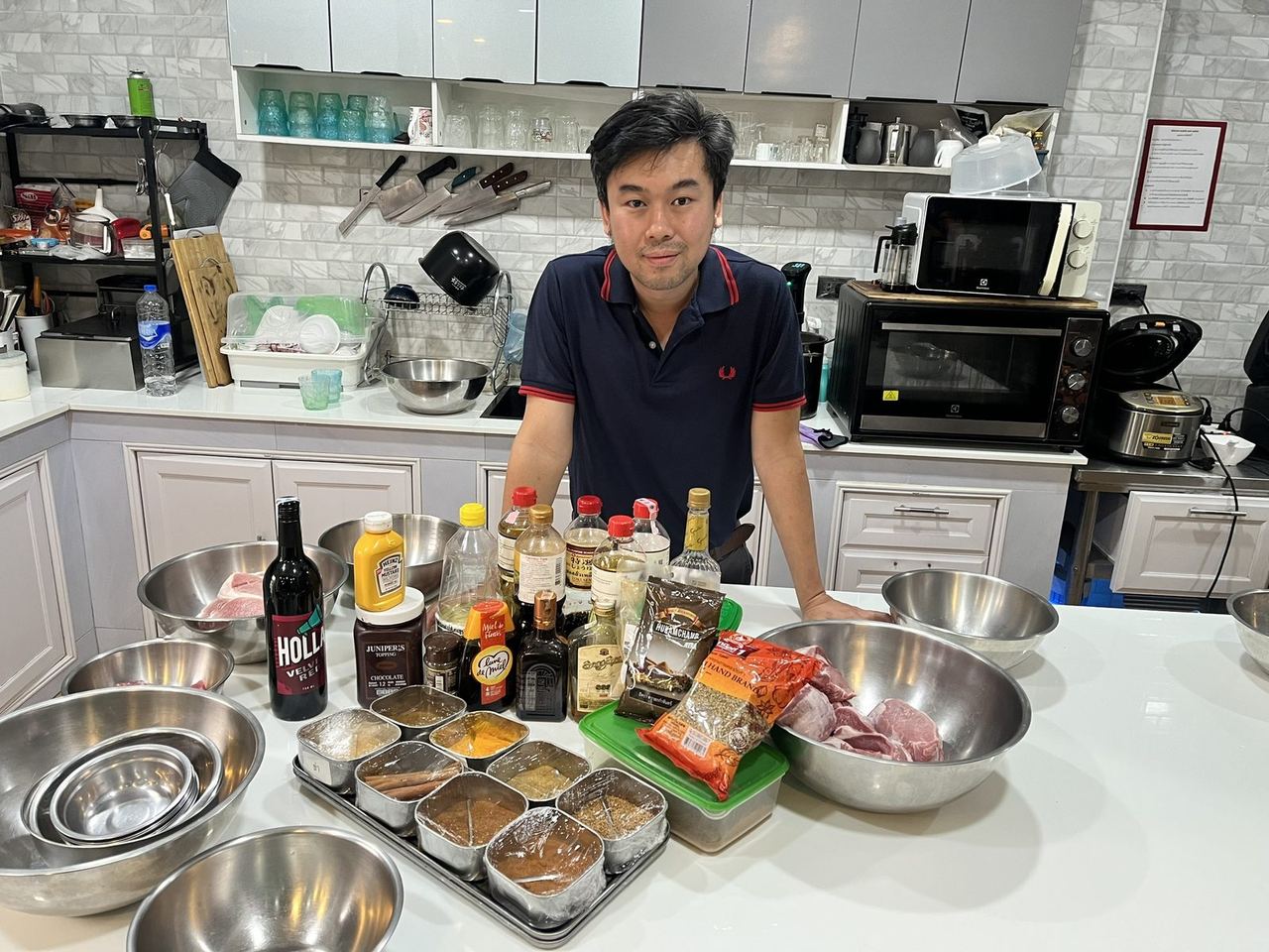โต๊ะเตรียมวัตถุดิบครบก่อนเริ่มคลาส