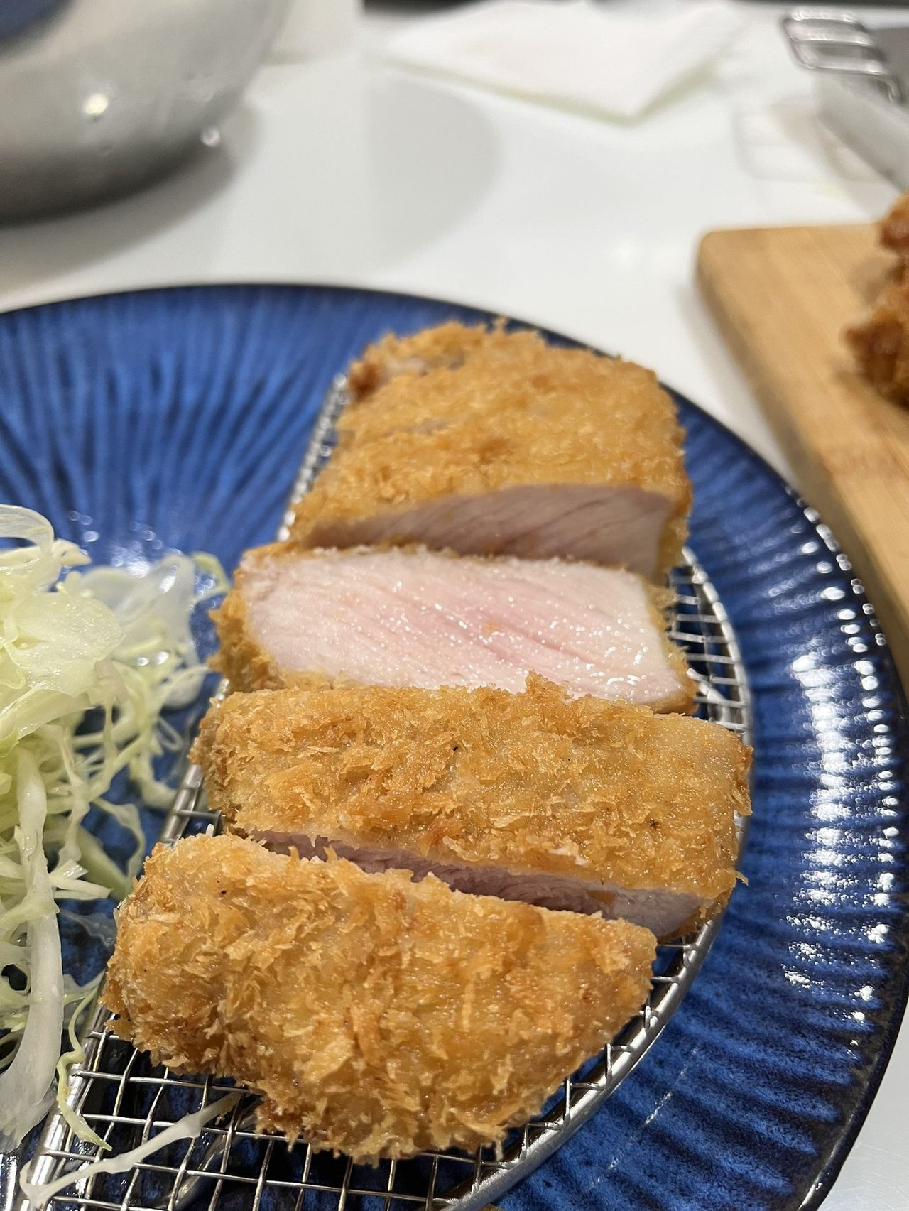 ทงคัตสึหมูชมพูหั่นโชว์หน้าตัดจากคลาสจริง