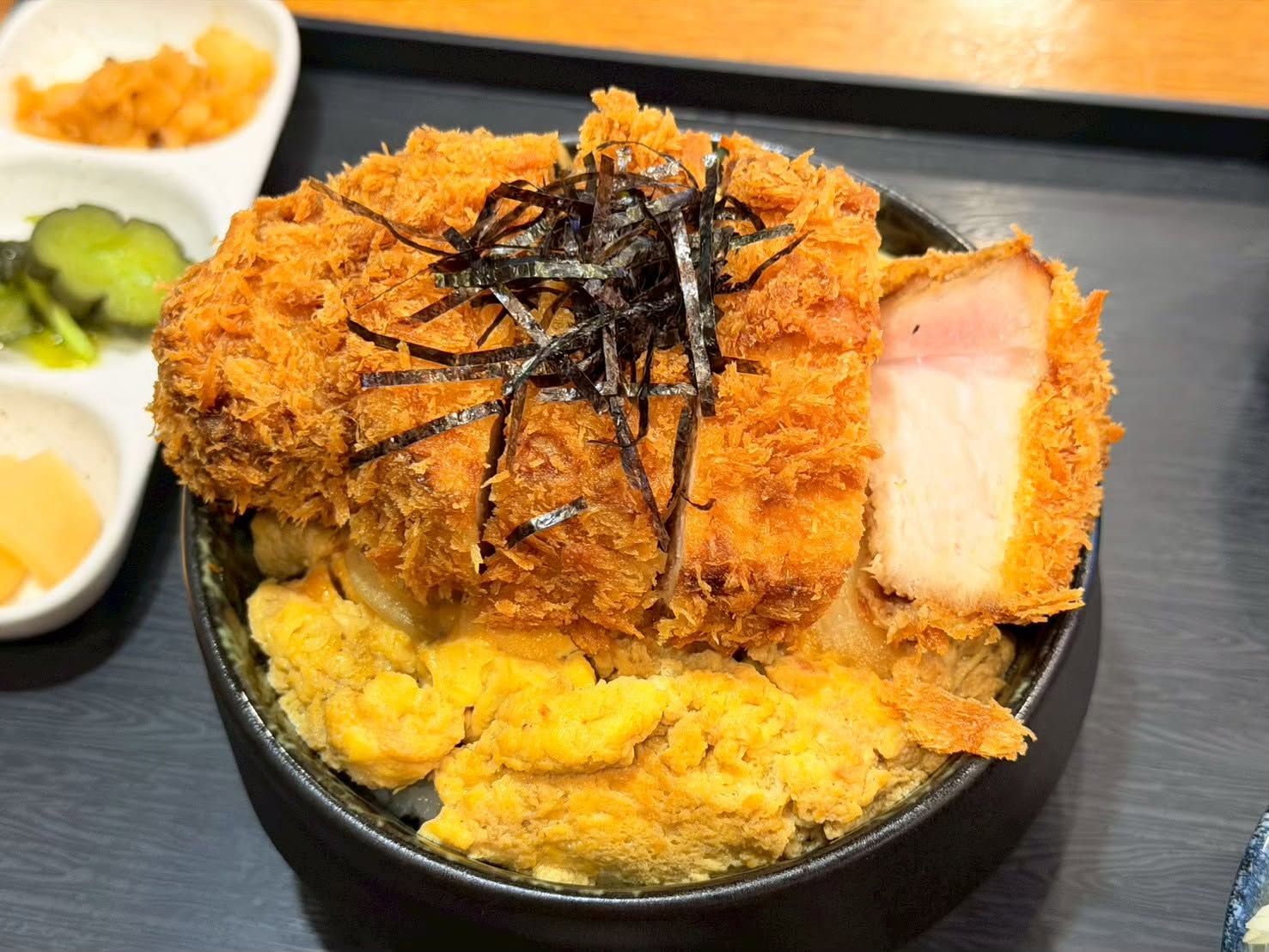 หมูยักษ์ Giant Katsu ชิ้นใหญ่บนข้าวไข่
