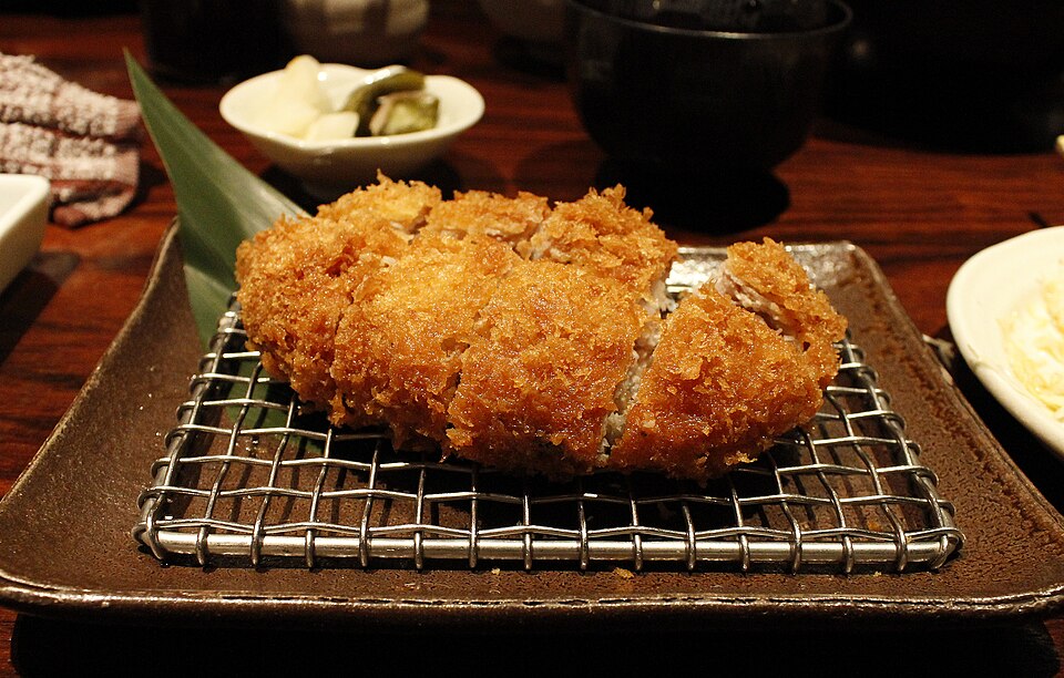 ทงคัตสึหมูทอดหั่นชิ้นโชว์เนื้อชมพูฉ่ำ